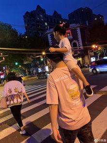 骑肩膀照片,捕捉瞬间温馨的骑肩合影